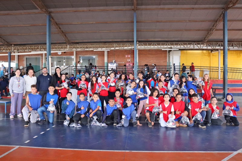 Noticia prefeitura-entrega-uniformes-e-bolas-oficiais-de-handebol-a-alunos-do-programa